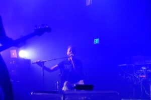 Le chanteur de The Ocean, Loïc Rossetti, a joué quelques concerts en fauteuil roulant après s&rsquo;être cassé les deux jambes