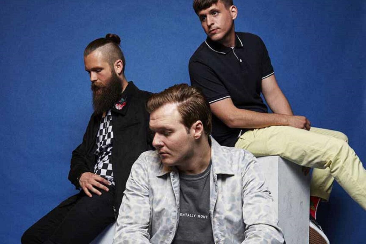 Too Close To Touch annonce son dernier album, For Keeps, et lance un single émouvant, Control