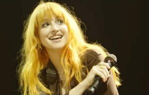 « Je ne veux pas rester coincée dans la tête d’une ado traumatisée » : Hayley Williams veut déconstruire Paramore après l’Eras Tour