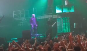 Corey Taylor de Slipknot interrompt le concert du groupe à Winnipeg en plein milieu d&rsquo;une chanson pour alerter les secours d&rsquo;un fan blessé