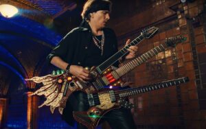 Steve Vai cite 5 guitaristes contemporains « qui repoussent les limites de leur instrument »
