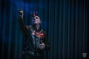 Maynard James Keenan réprimande un fan qui a utilisé son téléphone portable pendant un concert de Tool