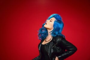 Diamante est de retour avec un nouveau single, All For The Glory, via Sumerian Records