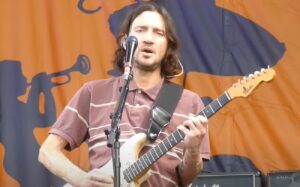 John Frusciante des Red Hot Chili Peppers : « Le véritable talent d&rsquo;un guitariste est de faire en sorte que le reste du groupe sonne bien »
