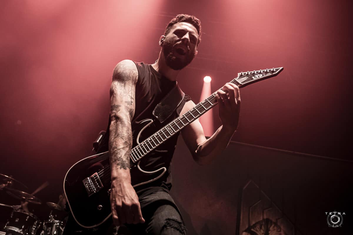 “J’ai tout essayé, rien n’a marché” : George Harris (The Raven Age) contraint d’arrêter les concerts pour raisons de santé