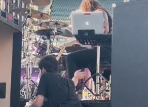 Le technicien de batterie de Polyphia a sauvé un des récents concerts du groupe en tapant le tempo sur la jambe du batteur pendant 30 minutes à la suite d&rsquo;un problème technique