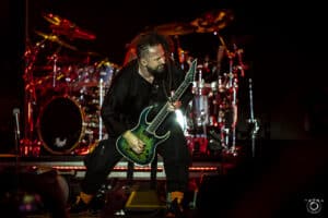 Five Finger Death Punch est un groupe très « indépendant », assure le guitariste Zoltan Bathory : « Tout le monde peut y arriver »