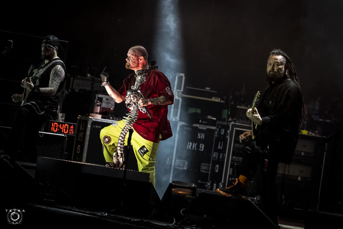 Le guitariste de Five Finger Death Punch dit qu&rsquo;il aimerait que son groupe soit dans « la même position » que Queen