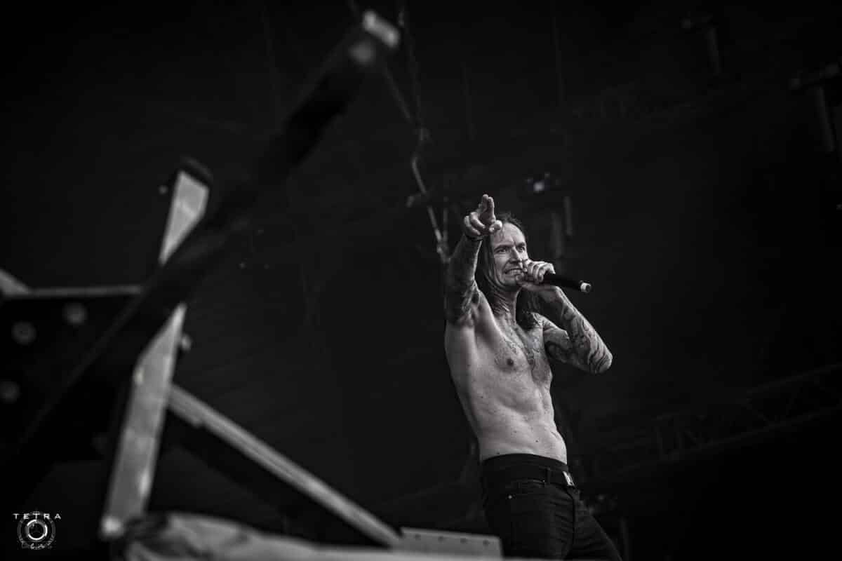 « Cela nous brise le cœur » : Heaven Shall Burn interrompt son concert au Rock am Ring, le chanteur Marcus Bischoff transporté d&rsquo;urgence à l&rsquo;hôpital
