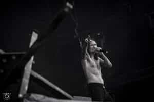 « Cela nous brise le cœur » : Heaven Shall Burn interrompt son concert au Rock am Ring, le chanteur Marcus Bischoff transporté d&rsquo;urgence à l&rsquo;hôpital