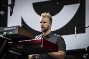 Le chanteur de Leprous, Einar Solberg, annonce son premier album solo, 16, et sort un single