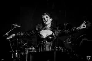 Nightwish : Floor Jansen célèbre le dixième anniversaire de son premier concert avec le groupe
