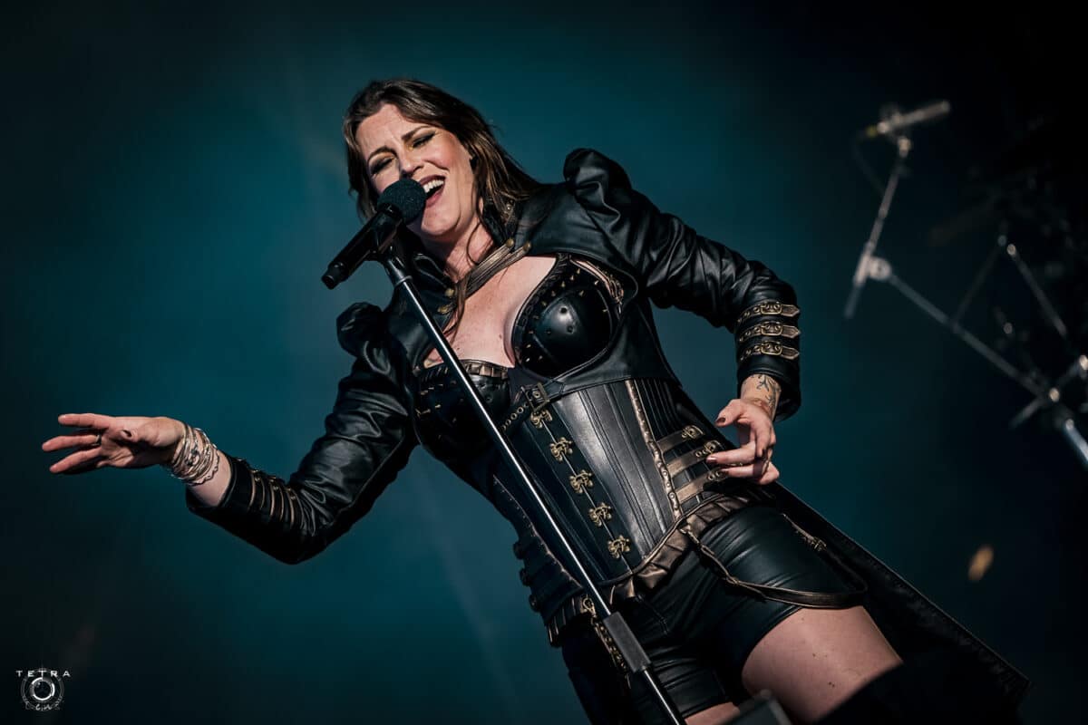 Floor Jansen (Nightwish) annonce Run, son nouveau single : « C’est une chanson sur le fait de tomber le masque et d’oser être soi-même »