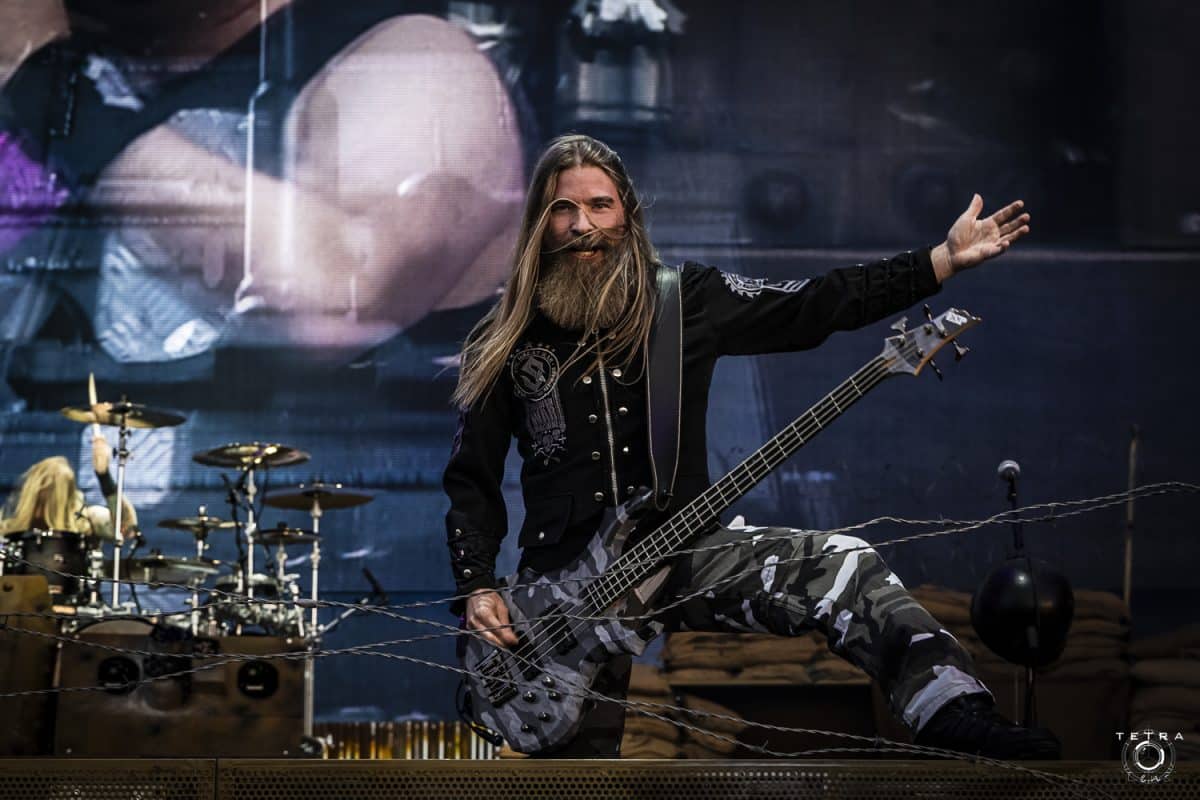 Le bassiste de Sabaton estime que la politique doit rester en dehors de l&rsquo;histoire : « Nous essayons de faire en sorte que l&rsquo;histoire reste l&rsquo;histoire »