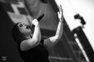 Courtney LaPlante de Spiritbox dit que la plupart des « grands groupes » s&rsquo;intéressent beaucoup aux « jeunes artistes » : « C&rsquo;est vraiment surprenant »