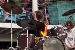 Le fils de Taylor Hawkins a rendu hommage à son défunt père en jouant My Hero des Foo Fighters en direct