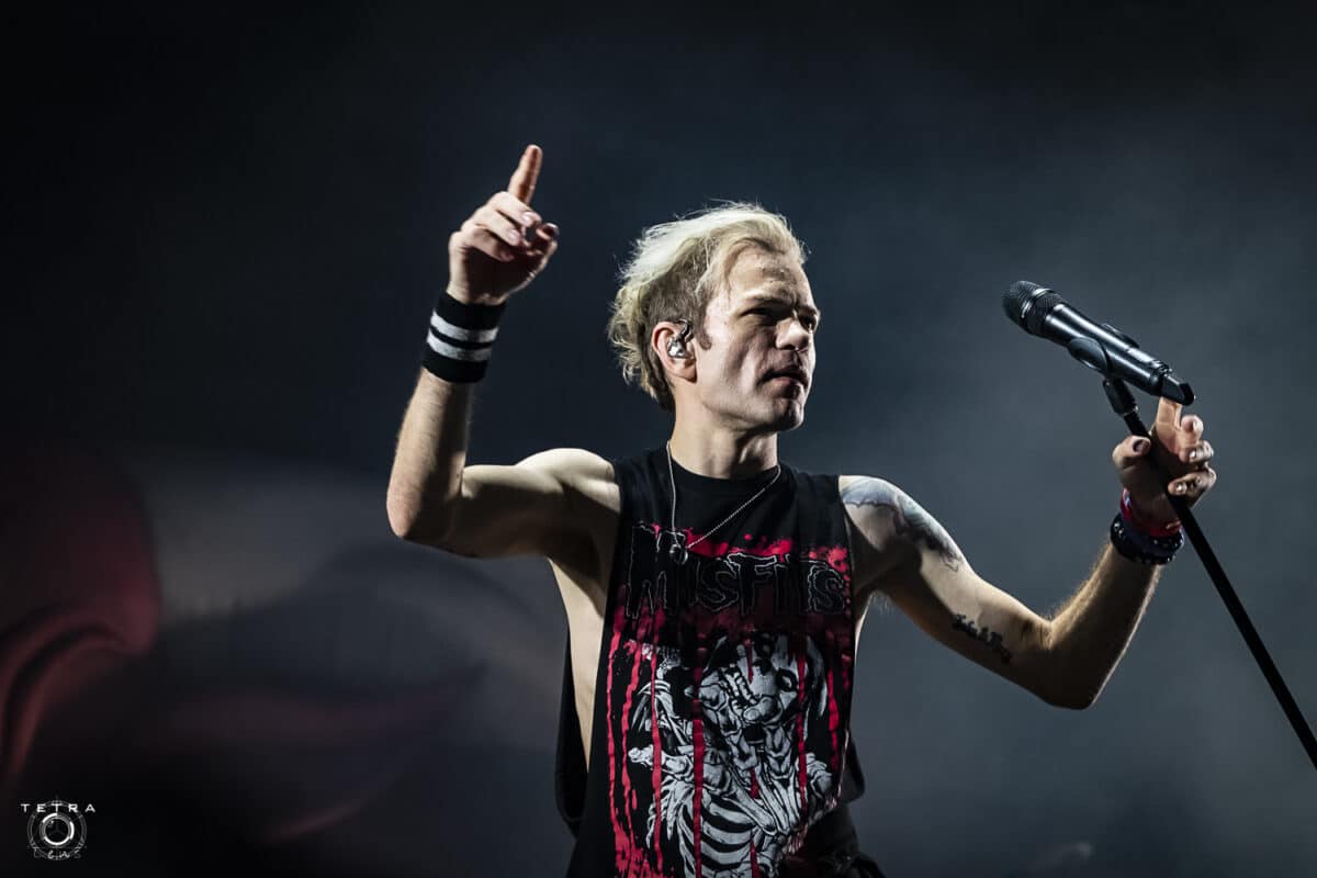 « Je ne lui dois rien » : Deryck Whibley de Sum 41 accuse son ancien manager d’abus dans ses nouvelles mémoires