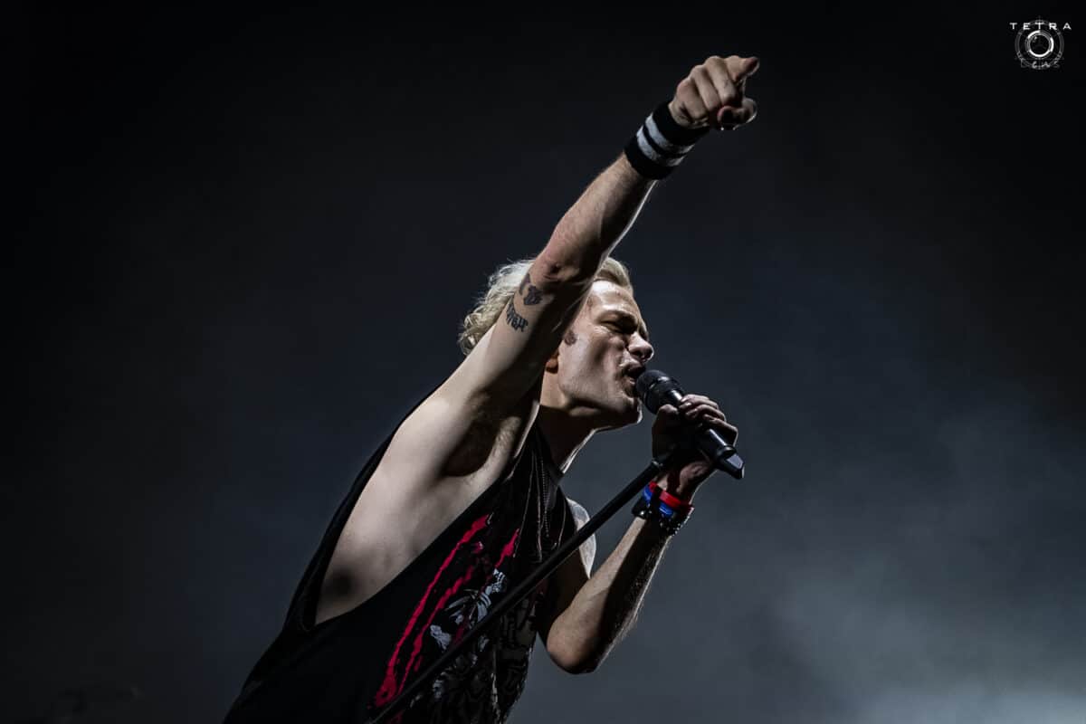 Deryck Whibley, de Sum 41, est sorti de l&rsquo;hôpital après avoir été soigné pour une pneumonie