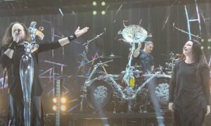 Regardez Korn jouer Freak On A Leash avec Amy Lee d&rsquo;Evanescence sur scène