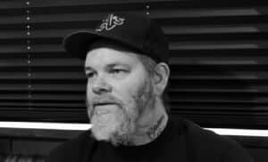 Scott Kelly, frontman de Neurosis, admet avoir abusé de sa femme et de ses enfants et annonce qu&rsquo;il arrête la musique