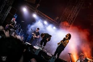 Regardez Bury Tomorrow réaliser une performance écrasante d&rsquo;Abandon Us au festival Tons Of Rock