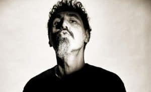 Serj Tankian de System Of A Down publie la vidéo de son nouveau single, Pop Imperialism