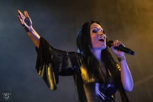 “C’est difficile pour moi de réécouter ces albums, parce que je n’aime pas ma voix dessus” : Tarja Turunen (ex-Nightwish) cash sur ses débuts