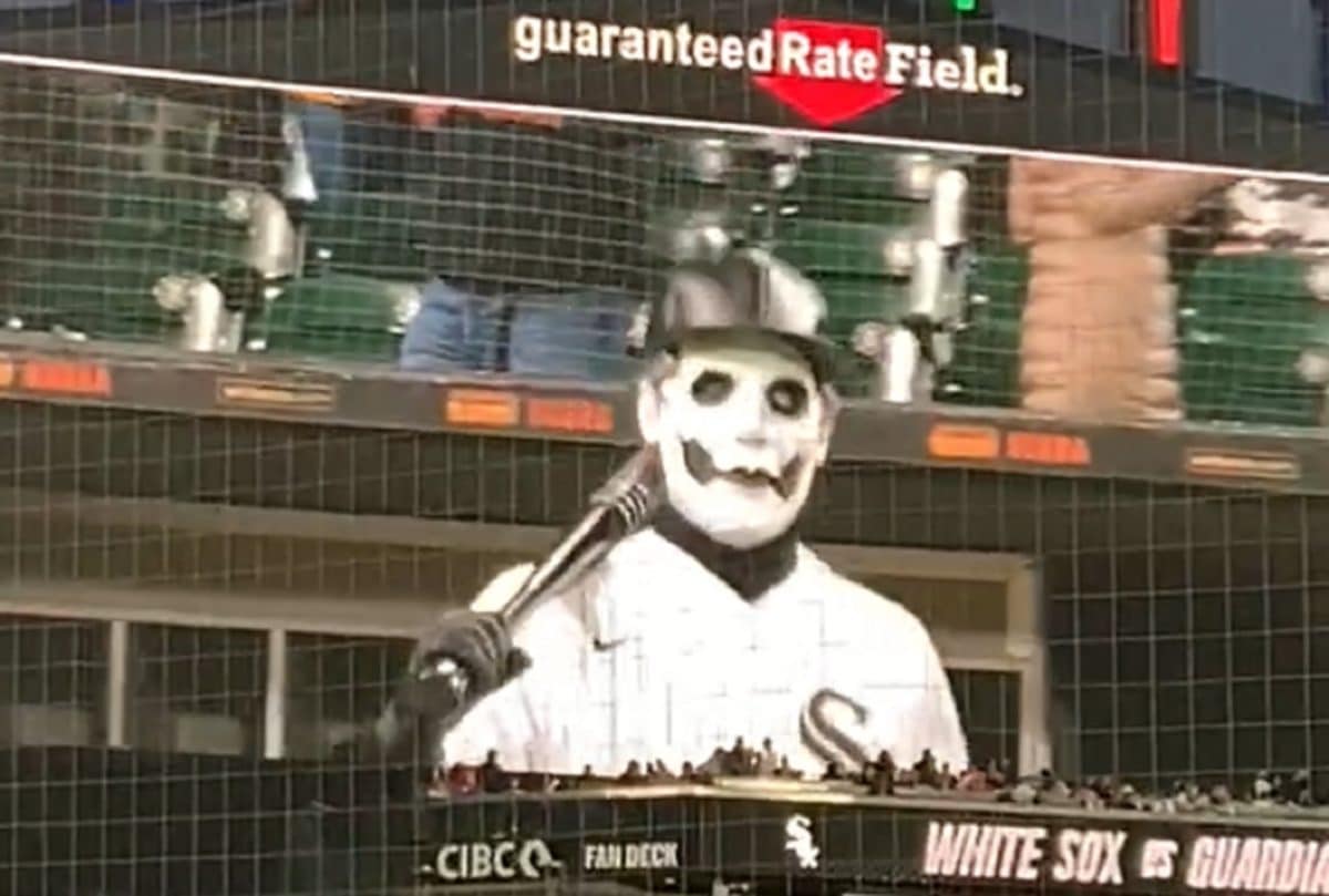 Regardez Papa Emeritus IV de Ghost lancer la première balle lors d&rsquo;un match de baseball (Ligue majeure)