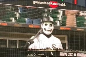 Regardez Papa Emeritus IV de Ghost lancer la première balle lors d&rsquo;un match de baseball (Ligue majeure)