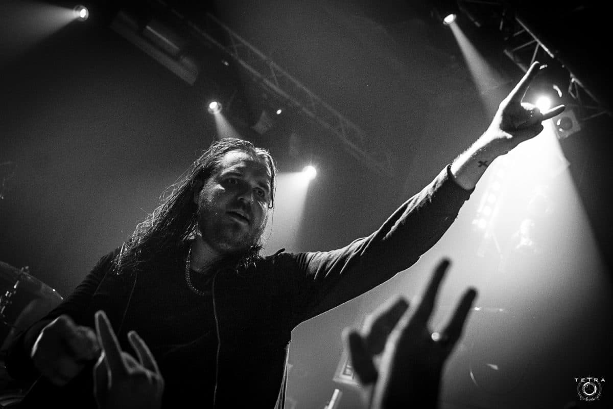 Regardez Wage War jouer une version acoustique de Circle The Drain en studio