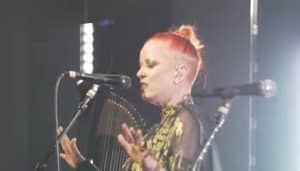 « Le musicien moyen ne peut plus survivre, et encore moins prospérer », selon Shirley Manson, du groupe Garbage