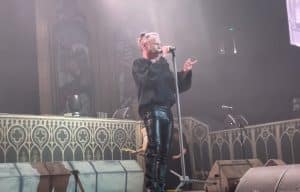 Iron Maiden : Bruce Dickinson fait un sermon aux fans qui fument de l&rsquo;herbe en plein concert
