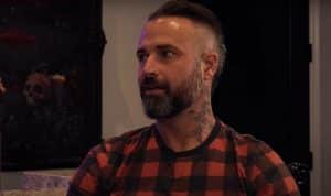 Le bassiste d&rsquo;Avenged Sevenfold se souvient de la façon dont il a été bizuté par ses camarades de groupe : « Ils m&rsquo;ont convaincu que ma mère était une… »