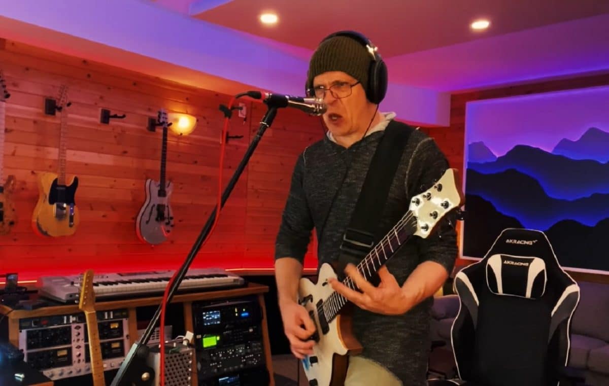 Devin Townsend enregistre la basse et les guitares pour l&rsquo;album PowerNerd