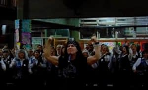 Regardez le premier chanteur d&rsquo;AC/DC, Dave Evans, interpréter Highway To Hell avec une chorale argentine