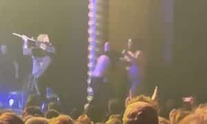 Le guitariste des Black Crowes frappe un fan qui s&rsquo;est incrusté sur scène avec son instrument lors d&rsquo;un concert