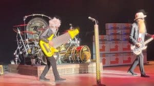Le bassiste de ZZ Top est monté sur scène avec une basse à 17 cordes, et personne ne sait vraiment pourquoi