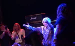 Regardez la mère d&rsquo;un batteur de Thrash Metal plonger dans le public lors d&rsquo;un de ses concerts