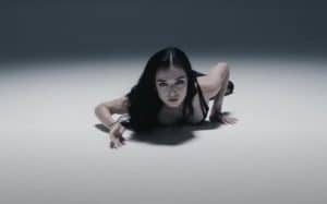 Poppy dit que son dernier EP, Stagger, est inspiré par sa « relation toxique » avec Ghostemane