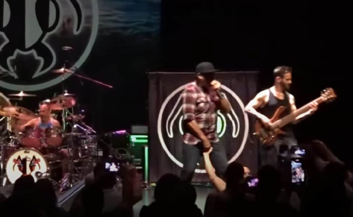 Le chanteur d&rsquo;Alien Ant Farm, Dryden Mitchell, poursuivi en justice pour avoir porté la main d&rsquo;un fan sur ses parties génitales sur scène