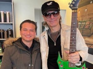 Steve Vai a retrouvé sa guitare « fromage » perdue il y a de nombreuses années grâce à un fan au Mexique