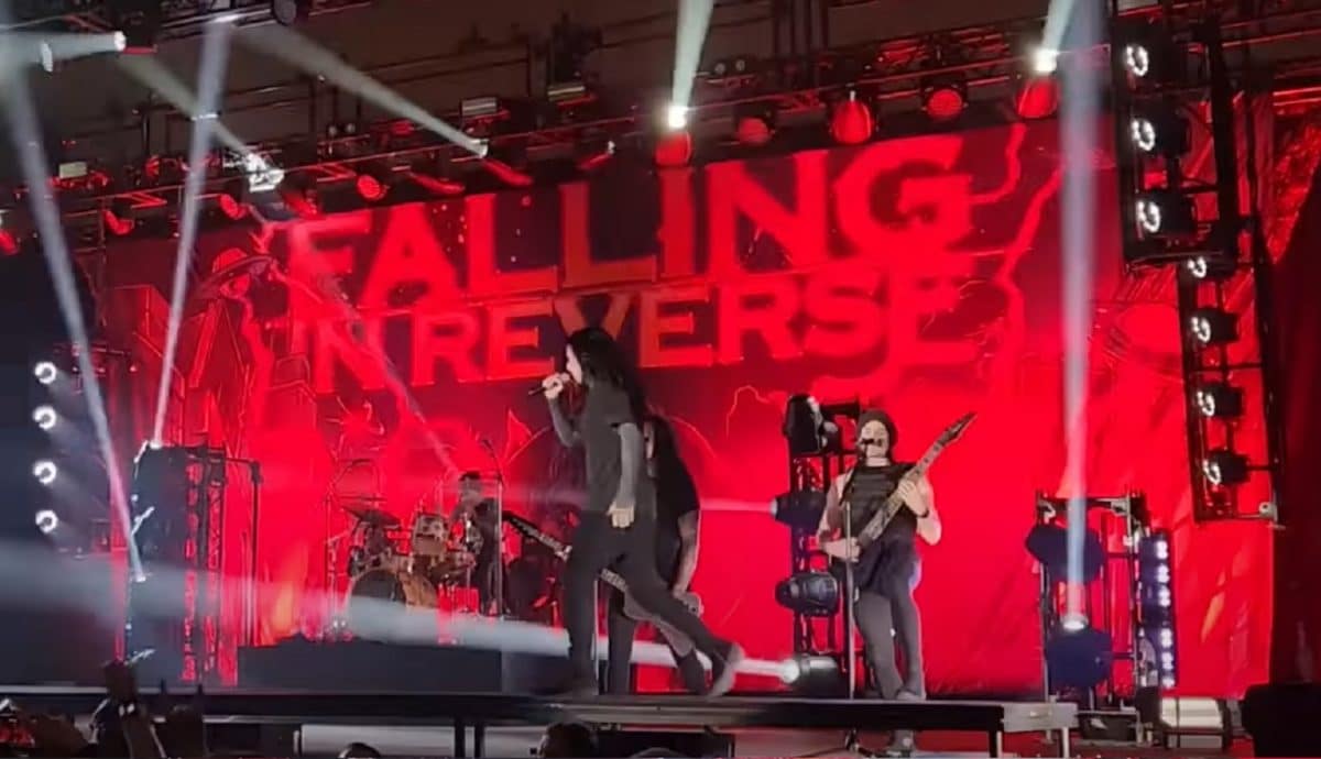 Ronnie Radke explique pourquoi Falling In Reverse a annulé deux de ses récents concerts ; et répond à ses détracteurs