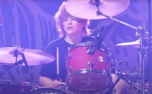 Shane, le fils de Taylor Hawkins, remporte le prix de la « performance de l&rsquo;année » aux Drumeo Awards 2022