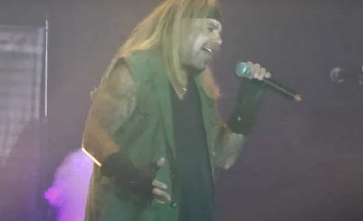 Regardez Vince Neil interpréter quelques chansons de Mötley Crüe en direct avant la tournée européenne du groupe