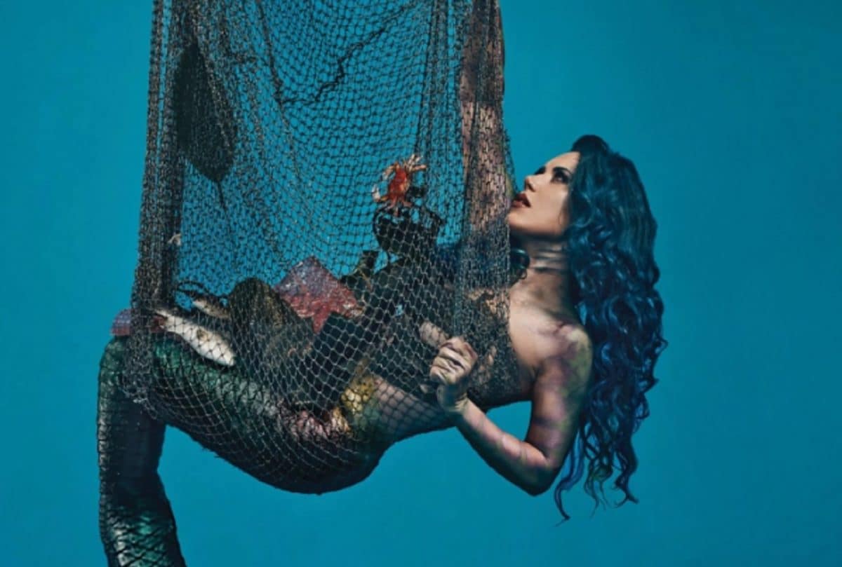 Alissa White-Gluz d&rsquo;Arch Enemy joue le rôle d&rsquo;une sirène piégée dans le cadre d&rsquo;une campagne menée par PETA (visant à inciter les gens à ne plus manger de poisson)