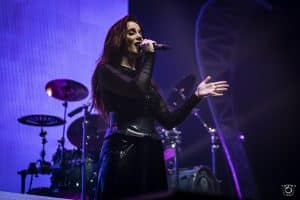 Simone Simons d&rsquo;Epica publie le clip vidéo de son single In Love We Rust