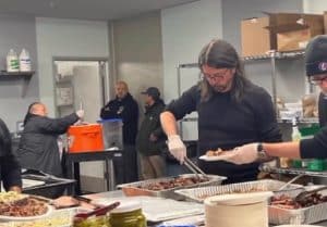 Dave Grohl des Foo Fighters a passé 16 heures à cuisiner un barbecue au profit d&rsquo;un refuge pour sans-abri