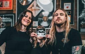 La chanteuse de Nightwish et le batteur de Sabaton attendent leur deuxième enfant : « Nous allons passer de trois à quatre ! »