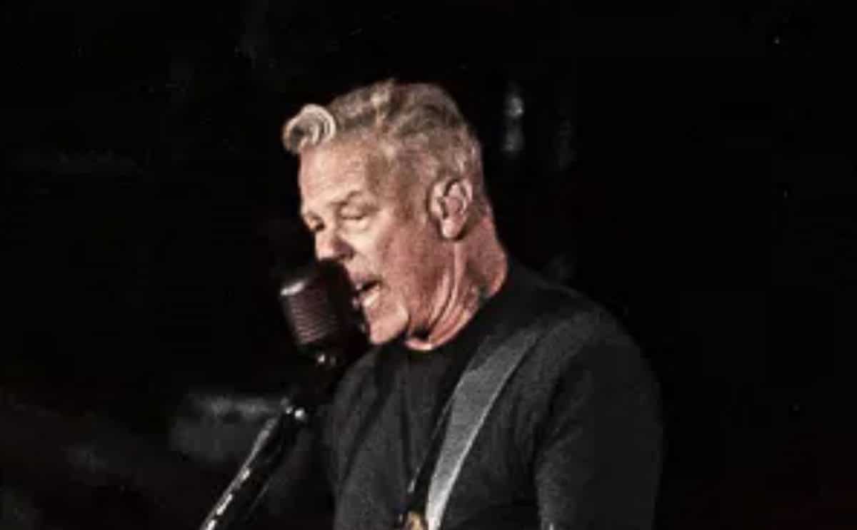 James Hetfield dit que les membres de Metallica sont des « musiciens vraiment moyens » et admet qu&rsquo;il était « très timide » à ses débuts