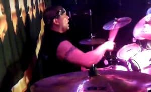 Josua Madsen, le batteur du groupe de thrash metal Artillery, est mort à l&rsquo;âge de 45 ans après avoir été renversé par un bus